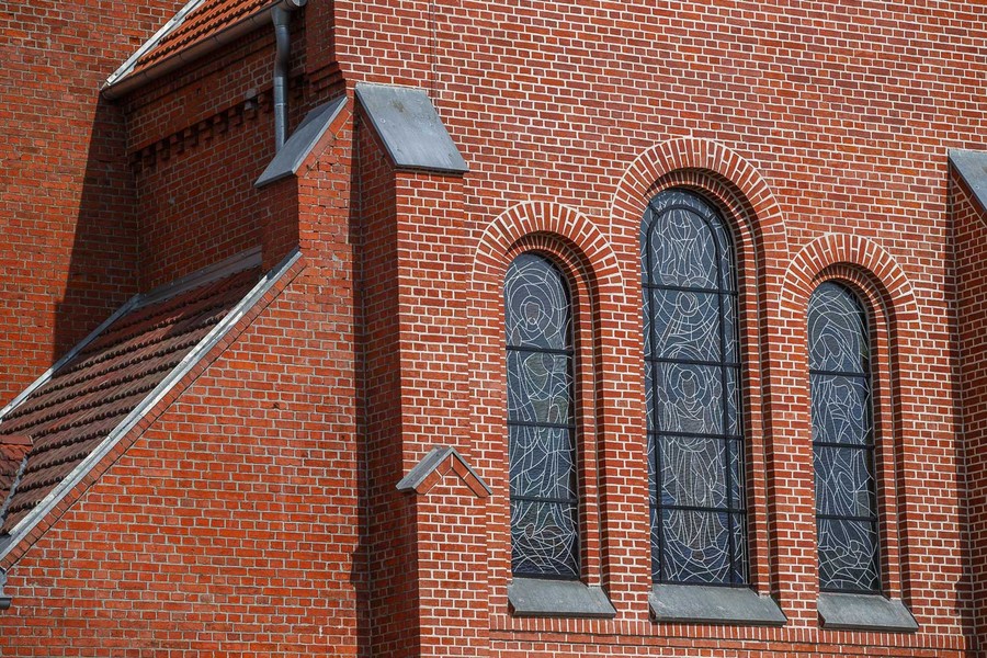 Remont konserwatorski elewacji wschodniej z wieżą kościoła św. Andrzeja Boboli w Sicienku (w powiecie bydgoskim), fot. Filip Kowalkowski dla UMWKP