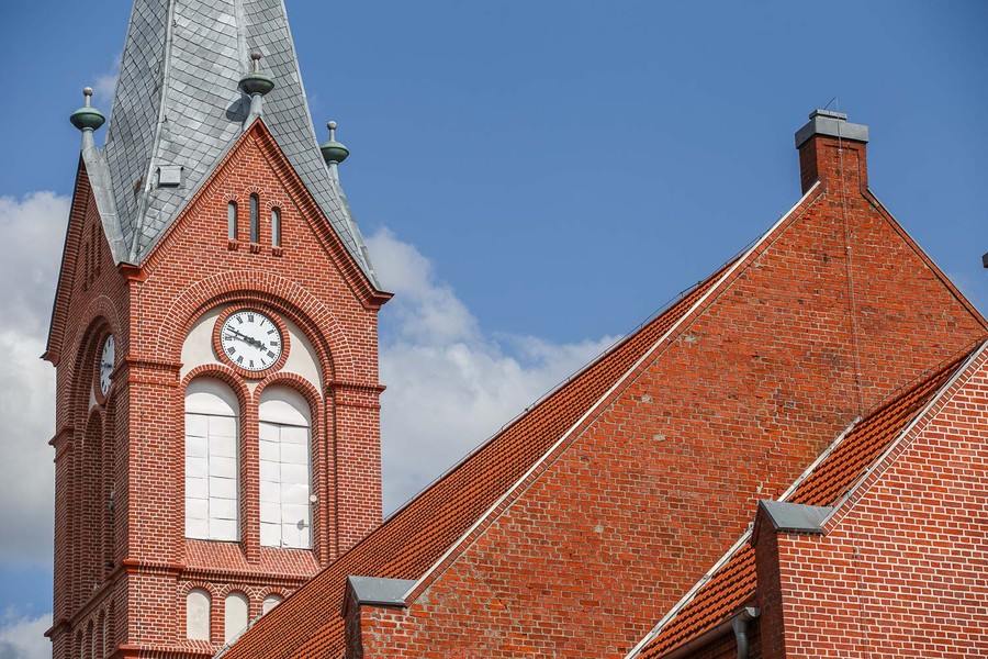 Remont konserwatorski elewacji wschodniej z wieżą kościoła św. Andrzeja Boboli w Sicienku (w powiecie bydgoskim), fot. Filip Kowalkowski dla UMWKP