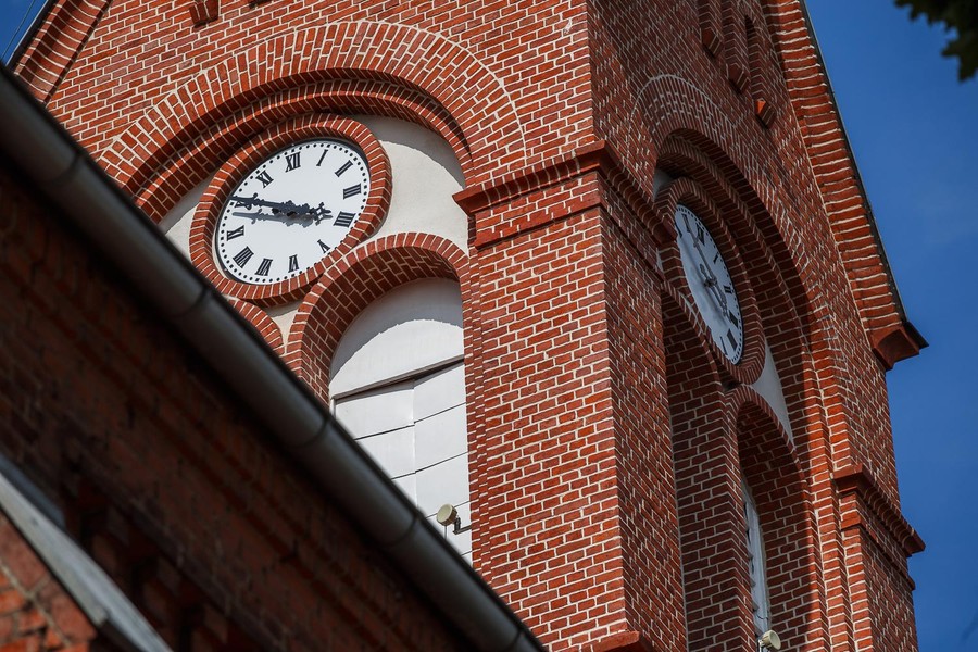 Remont konserwatorski elewacji wschodniej z wieżą kościoła św. Andrzeja Boboli w Sicienku (w powiecie bydgoskim), fot. Filip Kowalkowski dla UMWKP