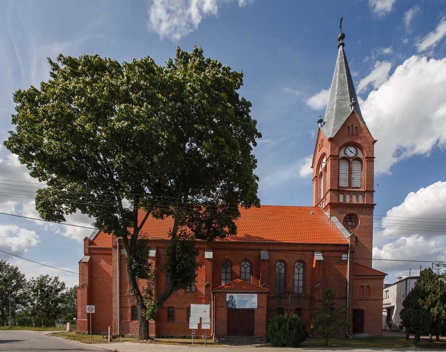 Remont konserwatorski elewacji wschodniej z wieżą kościoła św. Andrzeja Boboli w Sicienku (w powiecie bydgoskim), fot. Filip Kowalkowski dla UMWKP