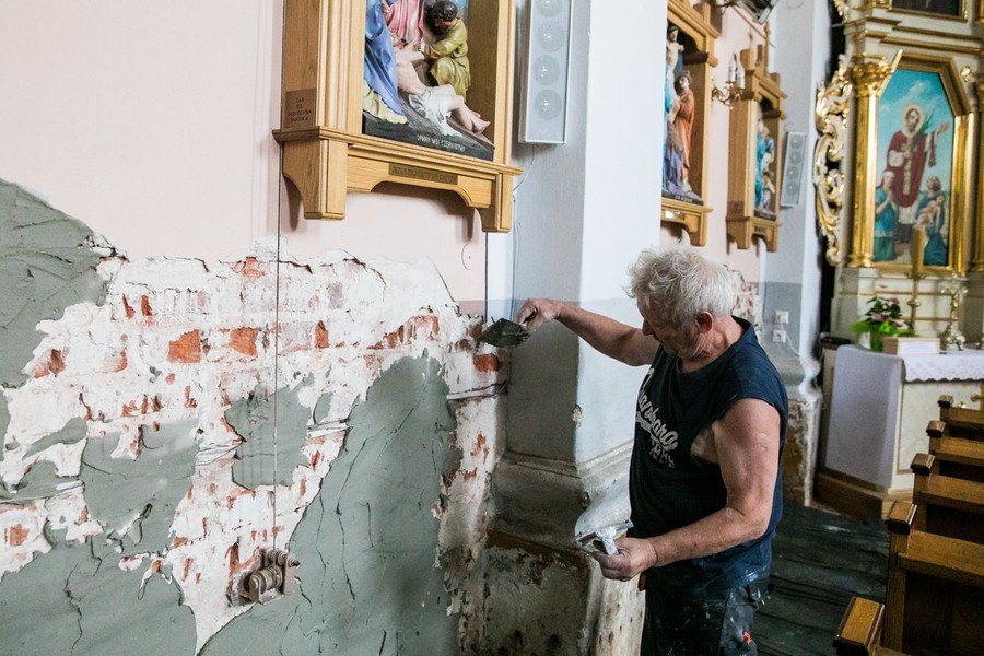 Prace konserwatorskie polichromii ścian nawy oraz kaplicy północnej św. Izydora w kościele św. Bartłomieja w Czernikowie (powiat toruński), fot. Andrzej Goiński/UMWKP