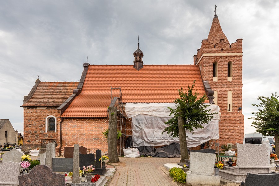 Remont ścian i kopuły wieży na kościele parafialnym p.w. św. Mikołaja w Gronowie (powiat toruński), fot. Szymon Zdziebło/tarantoga.pl dla UMWKP