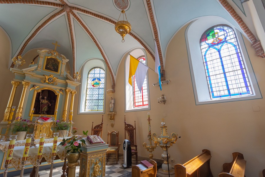 Malowanie wnętrza kościoła w Płonnem (powiat golubsko-dobrzyński), fot. Mikołaj Kuras dla UMWKP