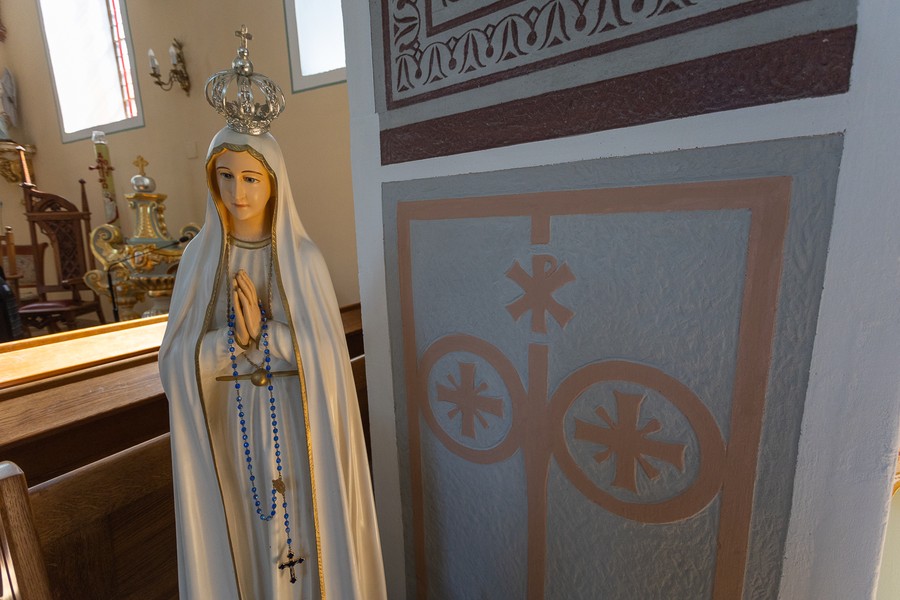 Malowanie wnętrza kościoła w Płonnem (powiat golubsko-dobrzyński), fot. Mikołaj Kuras dla UMWKP