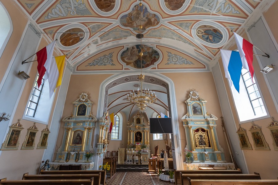 Malowanie wnętrza kościoła w Płonnem (powiat golubsko-dobrzyński), fot. Mikołaj Kuras dla UMWKP