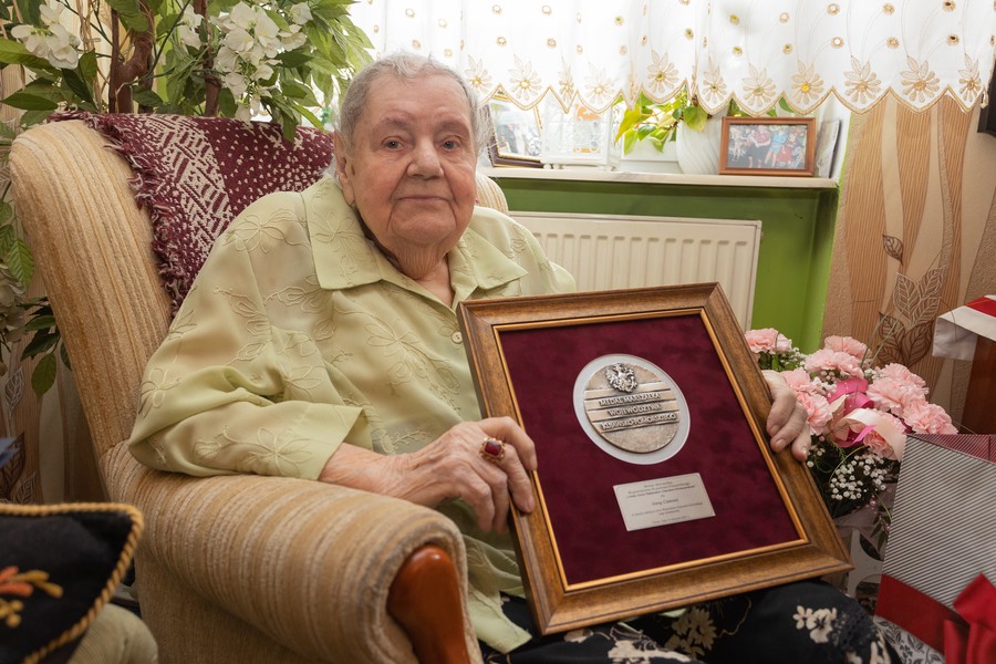 Wręczenie medalu pani Irenie Ciemnej, fot. Mikołaj Kuras dla UMWKP