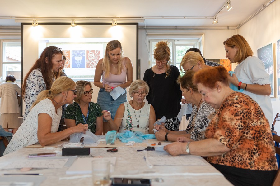 Warsztaty nauki haftu kujawskiego, fot. Mikołaj Kuras dla UMWKP