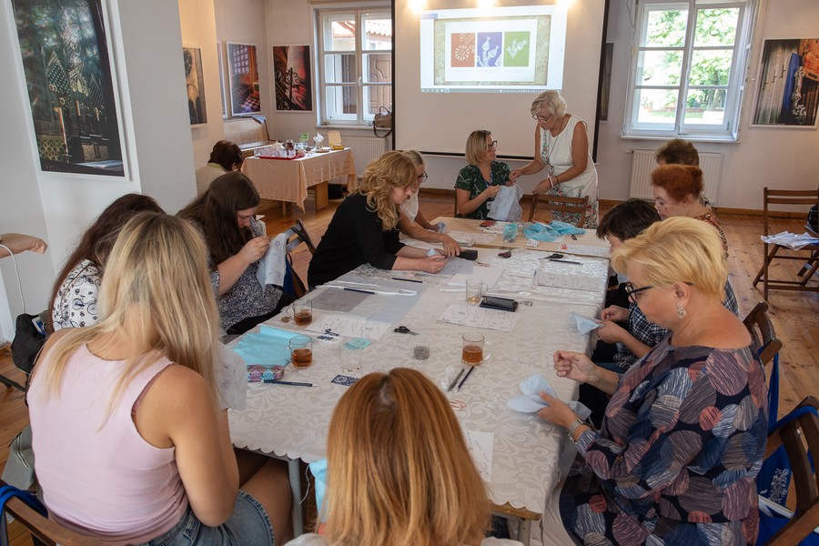 Warsztaty nauki haftu kujawskiego, fot. Mikołaj Kuras dla UMWKP