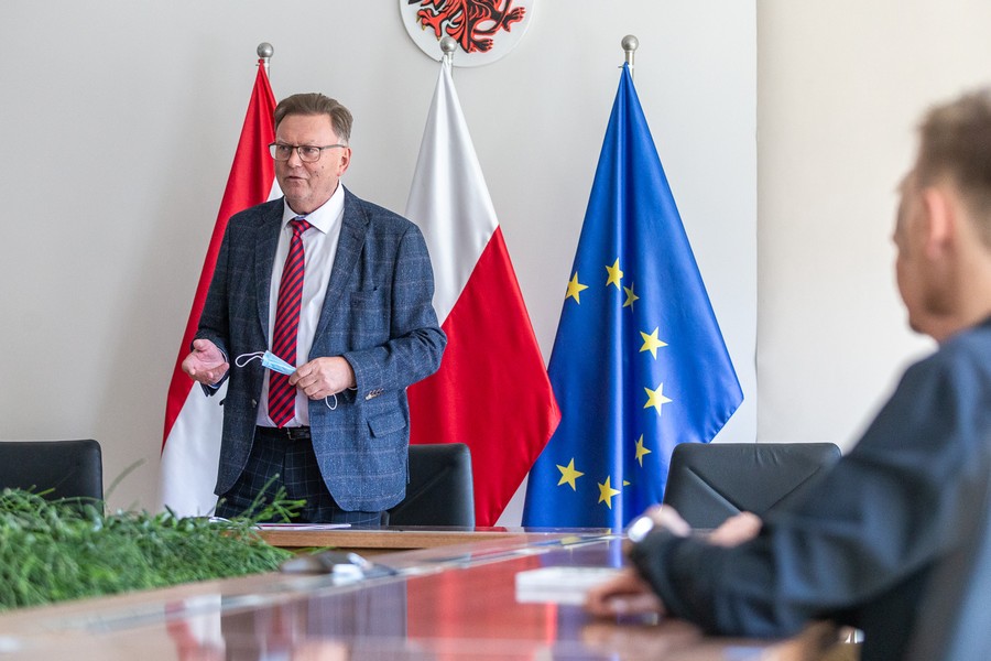 Spotkanie wicemarszałka Zbigniewa Ostrowskiego z uczestnikami projektu „Kuźnia liderów regionu”, fot. Szymon Zdziebło/tarantoga.pl dla UMWKP
