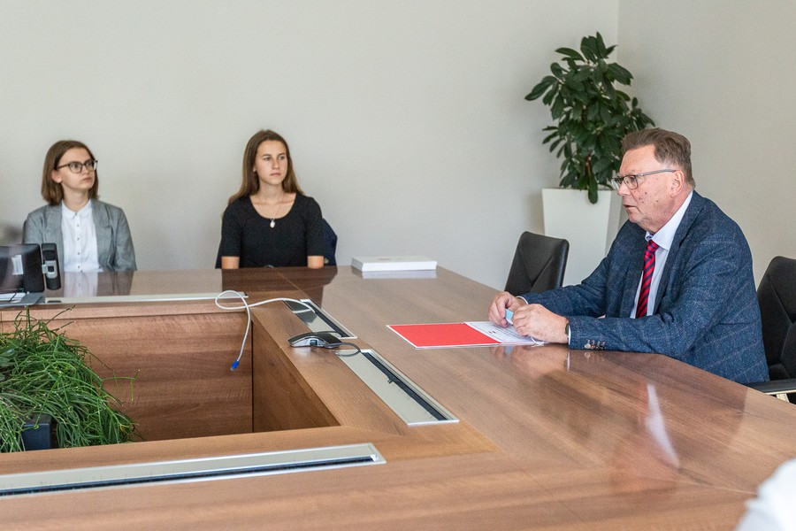 Spotkanie wicemarszałka Zbigniewa Ostrowskiego z uczestnikami projektu „Kuźnia liderów regionu”, fot. Szymon Zdziebło/tarantoga.pl dla UMWKP