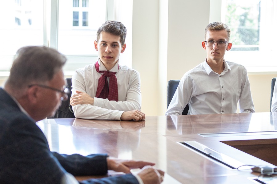 Spotkanie wicemarszałka Zbigniewa Ostrowskiego z uczestnikami projektu „Kuźnia liderów regionu”, fot. Szymon Zdziebło/tarantoga.pl dla UMWKP