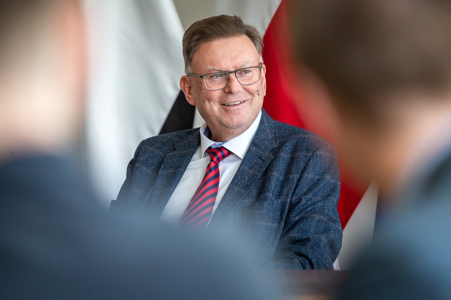 Spotkanie wicemarszałka Zbigniewa Ostrowskiego z uczestnikami projektu „Kuźnia liderów regionu”, fot. Szymon Zdziebło/tarantoga.pl dla UMWKP