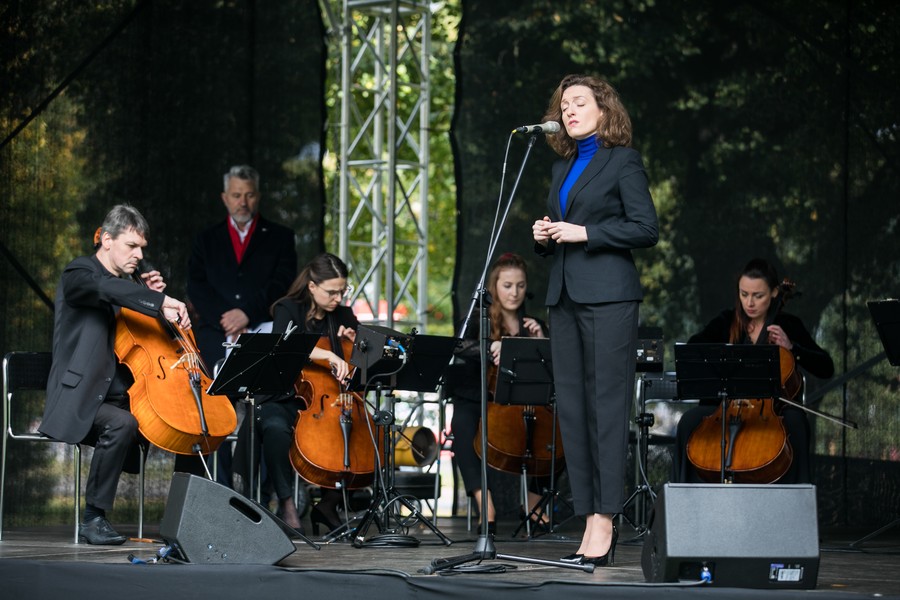 Odsłonięcie instalacji poświęconej bezimiennym ofiarom zbrodni pomorskiej w toruńskim Parku Pamięci, fot. Andrzej Goiński/UMWKP