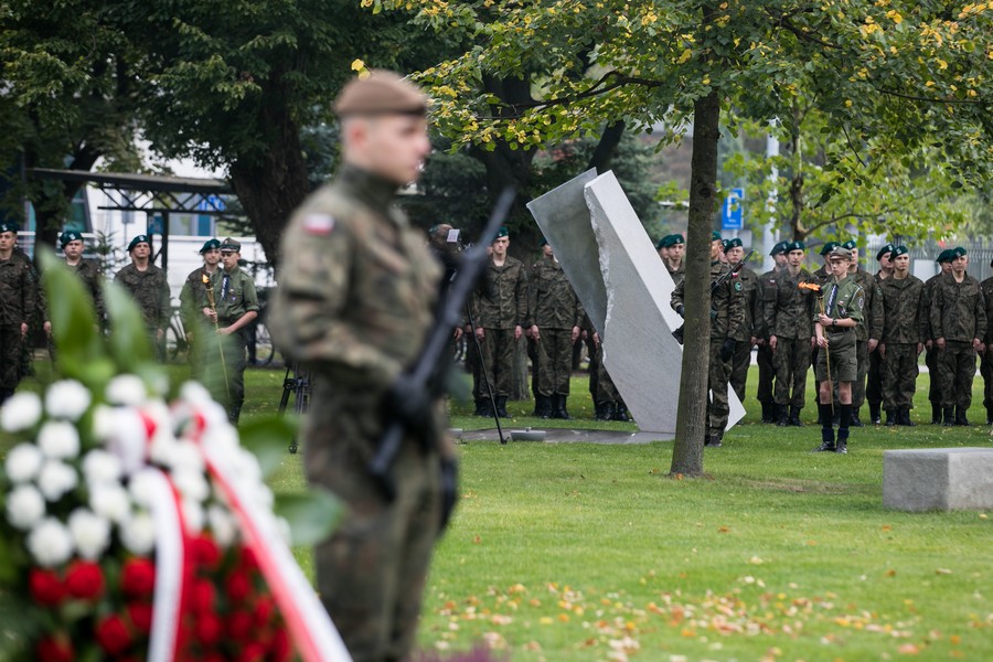 Odsłonięcie instalacji poświęconej bezimiennym ofiarom zbrodni pomorskiej w toruńskim Parku Pamięci, fot. Andrzej Goiński/UMWKP