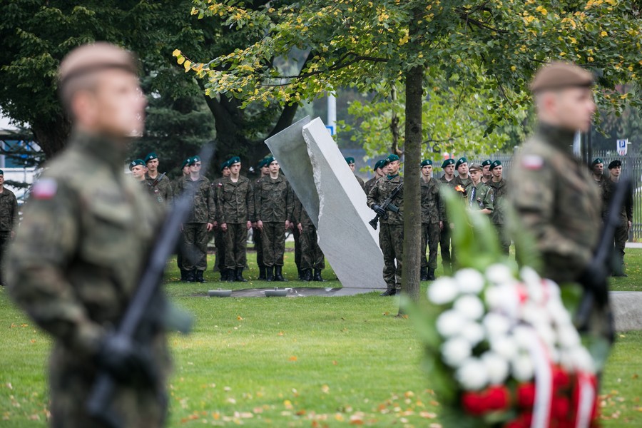 Odsłonięcie instalacji poświęconej bezimiennym ofiarom zbrodni pomorskiej w toruńskim Parku Pamięci, fot. Andrzej Goiński/UMWKP