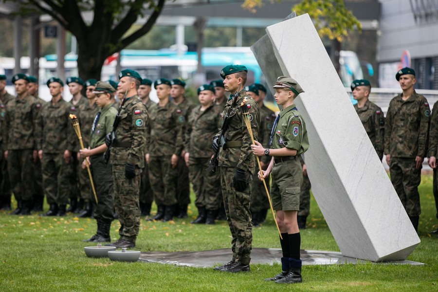 Odsłonięcie instalacji poświęconej bezimiennym ofiarom zbrodni pomorskiej w toruńskim Parku Pamięci, fot. Andrzej Goiński/UMWKP