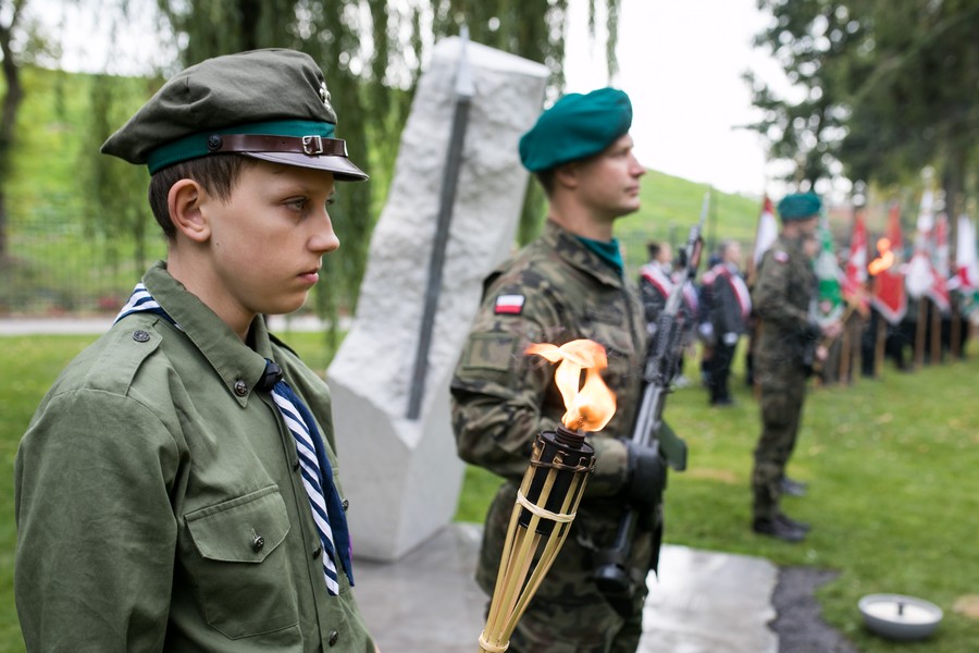 Odsłonięcie instalacji poświęconej bezimiennym ofiarom zbrodni pomorskiej w toruńskim Parku Pamięci, fot. Andrzej Goiński/UMWKP