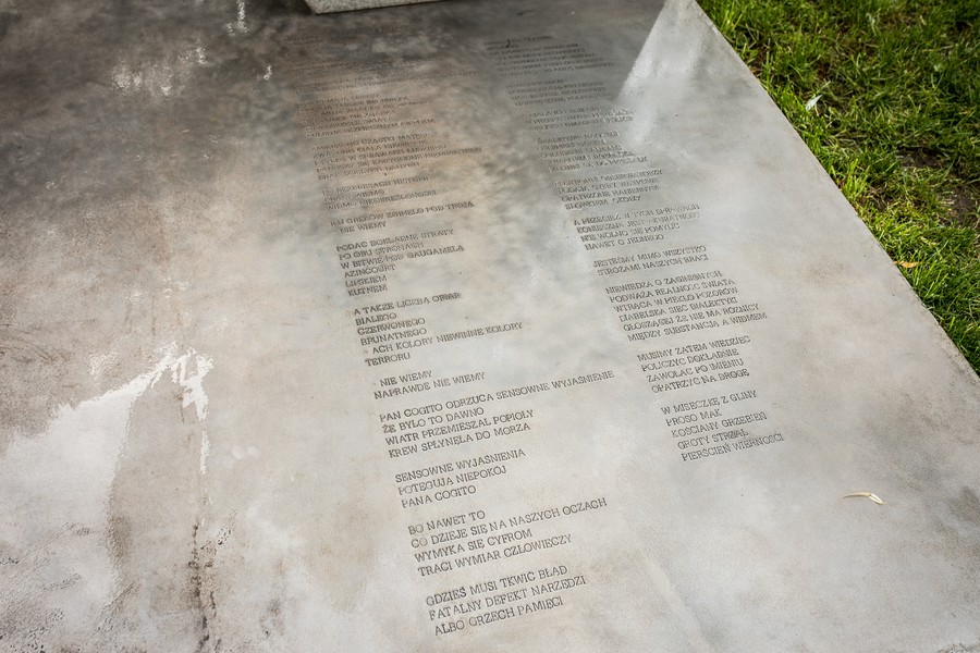 Odsłonięcie instalacji poświęconej bezimiennym ofiarom zbrodni pomorskiej w toruńskim Parku Pamięci, fot. Andrzej Goiński/UMWKP