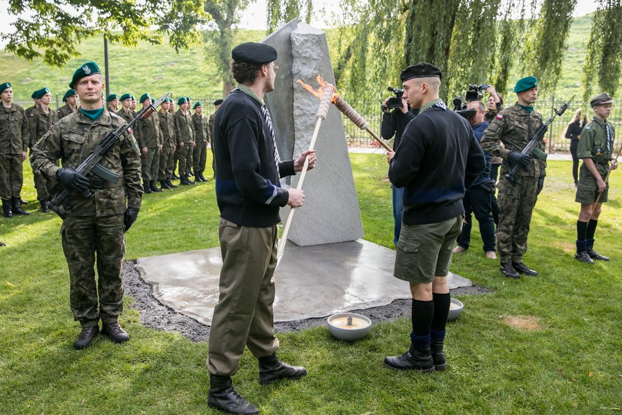 Odsłonięcie instalacji poświęconej bezimiennym ofiarom zbrodni pomorskiej w toruńskim Parku Pamięci, fot. Andrzej Goiński/UMWKP