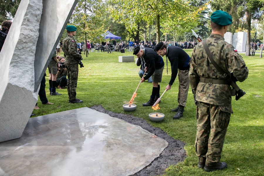 Odsłonięcie instalacji poświęconej bezimiennym ofiarom zbrodni pomorskiej w toruńskim Parku Pamięci, fot. Andrzej Goiński/UMWKP