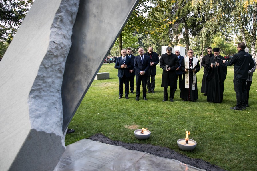 Odsłonięcie instalacji poświęconej bezimiennym ofiarom zbrodni pomorskiej w toruńskim Parku Pamięci, fot. Andrzej Goiński/UMWKP