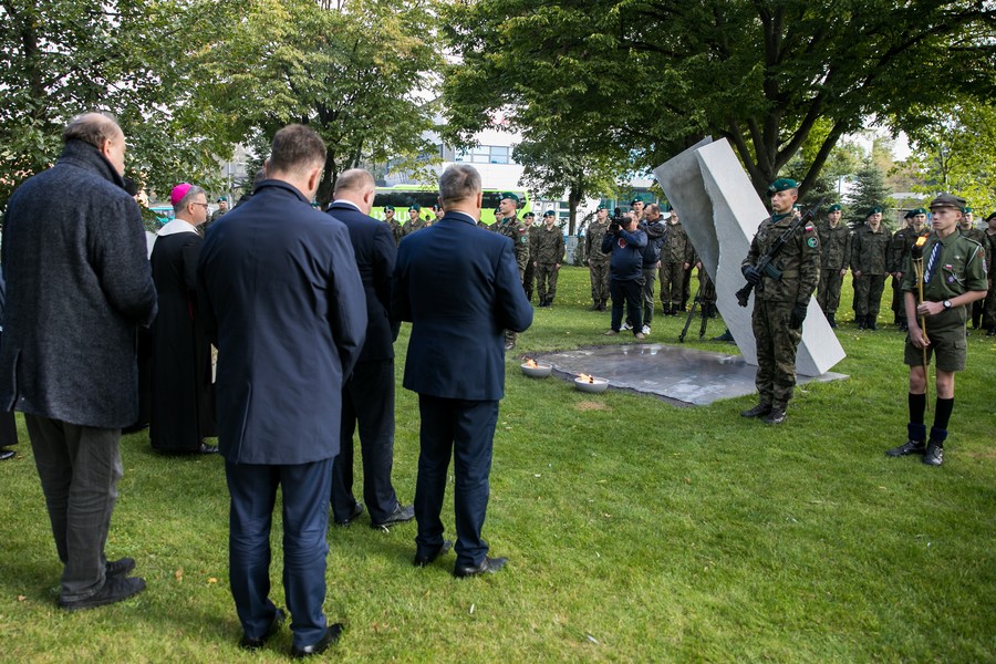 Odsłonięcie instalacji poświęconej bezimiennym ofiarom zbrodni pomorskiej w toruńskim Parku Pamięci, fot. Andrzej Goiński/UMWKP