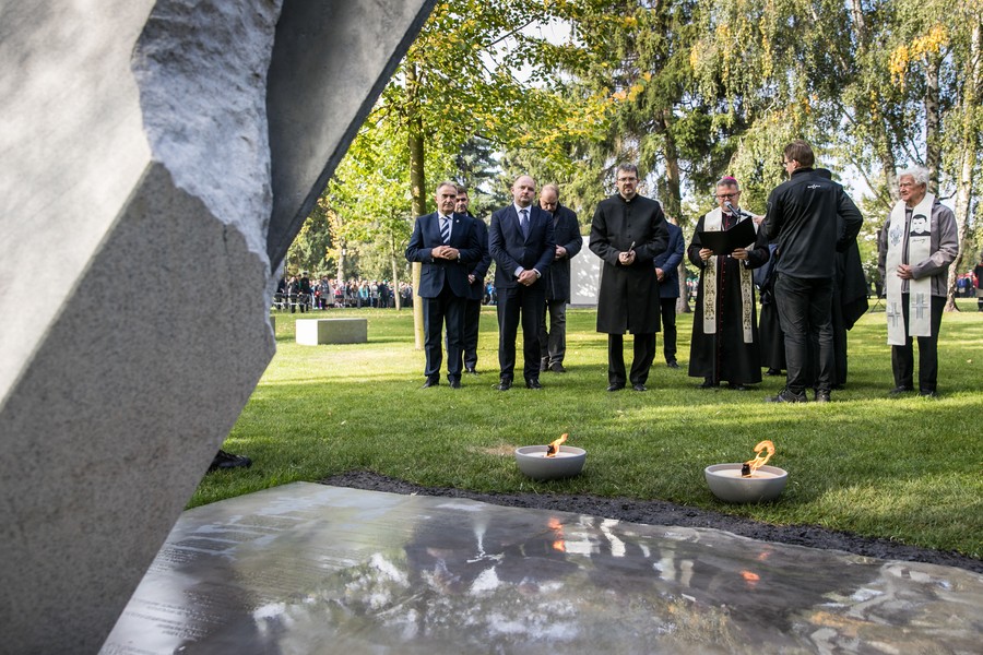 Odsłonięcie instalacji poświęconej bezimiennym ofiarom zbrodni pomorskiej w toruńskim Parku Pamięci, fot. Andrzej Goiński/UMWKP