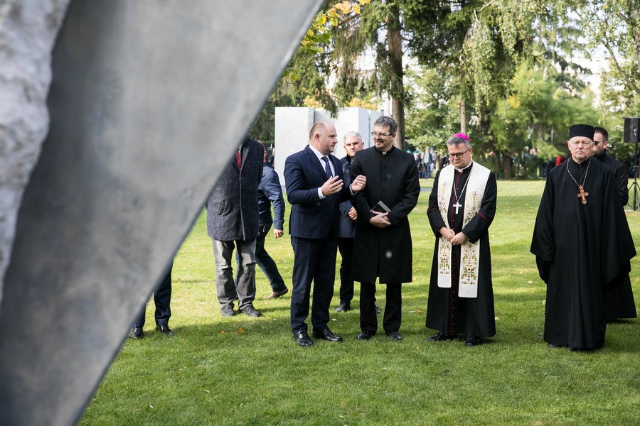 Odsłonięcie instalacji poświęconej bezimiennym ofiarom zbrodni pomorskiej w toruńskim Parku Pamięci, fot. Andrzej Goiński/UMWKP