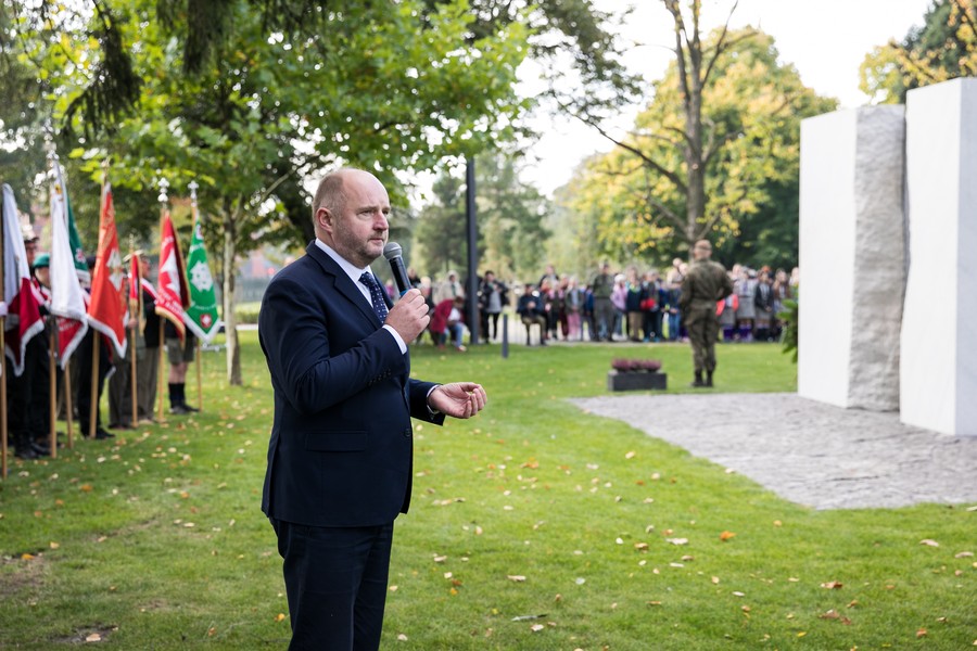 Odsłonięcie instalacji poświęconej bezimiennym ofiarom zbrodni pomorskiej w toruńskim Parku Pamięci, fot. Andrzej Goiński/UMWKP