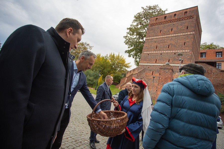 Uczestniczy Konwentu Przewodniczących Sejmików zwiedzają Toruń, fot. Mikołaj Kuras dla UMWKP