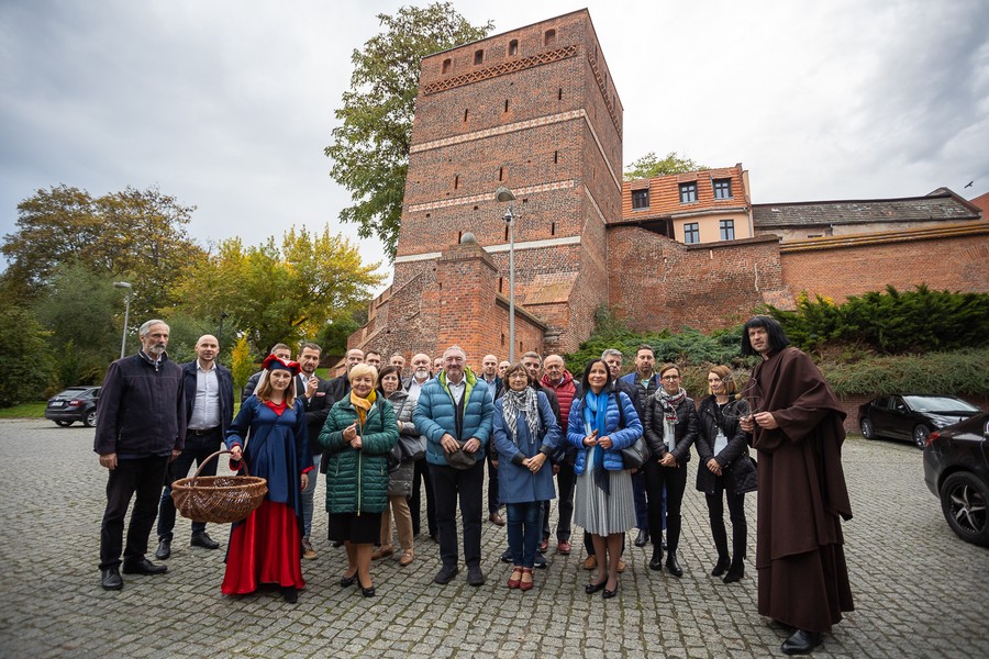 Uczestniczy Konwentu Przewodniczących Sejmików zwiedzają Toruń, fot. Mikołaj Kuras dla UMWKP
