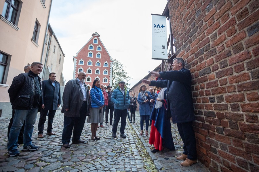 Uczestniczy Konwentu Przewodniczących Sejmików zwiedzają Toruń, fot. Mikołaj Kuras dla UMWKP