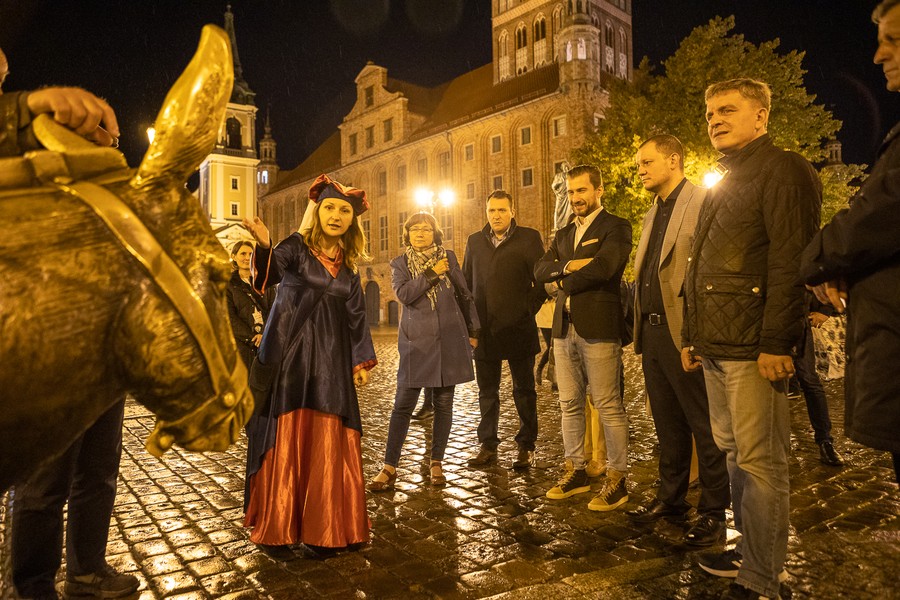 Uczestniczy Konwentu Przewodniczących Sejmików zwiedzają Toruń, fot. Mikołaj Kuras dla UMWKP