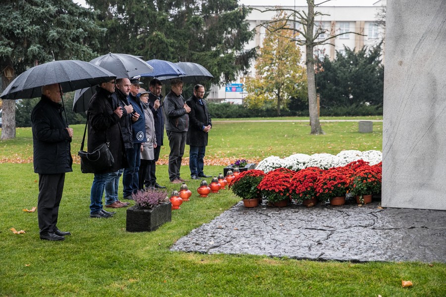 Zapalenie zniczy pamięci ofiar Zbrodni Pomorskiej, fot. Andrzej Goiński/UMWKP
