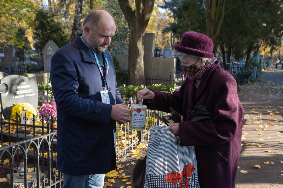 Kwesta na cmentarzu św. Jerzego w Toruniu, fot. Mikołaj Kuras dla UMWKP