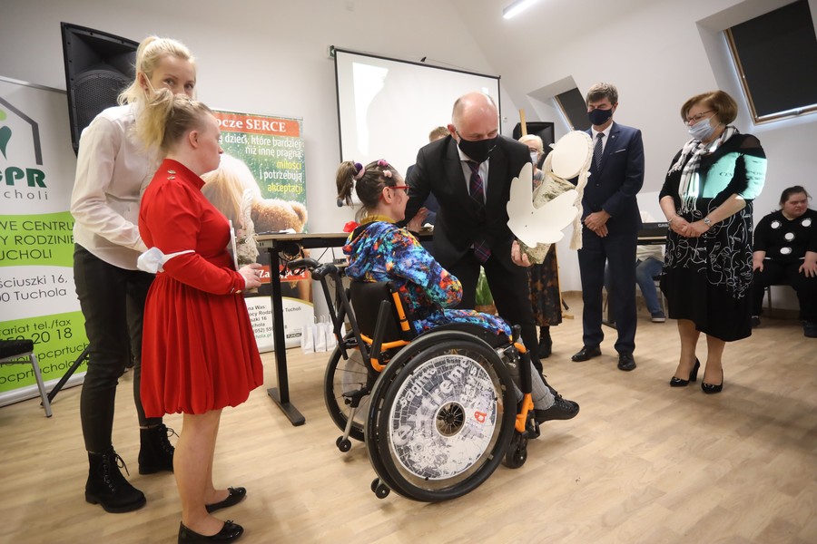 Otwarcie Powiatowego Centrum Wsparcia w Tucholi, fot. Filip Kowalkowski dla UMWKP