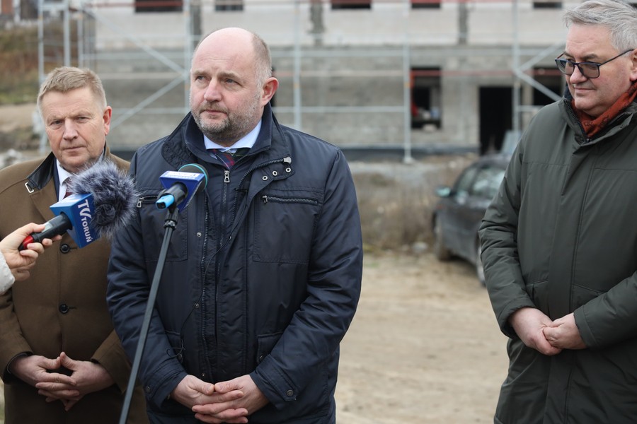 Marszałek Piotr Całbecki wizytuje budowę zakładu opiekuńczo-leczniczego Szpitala Tucholskiego, fot. Filip Kowalkowski dla UMWKP