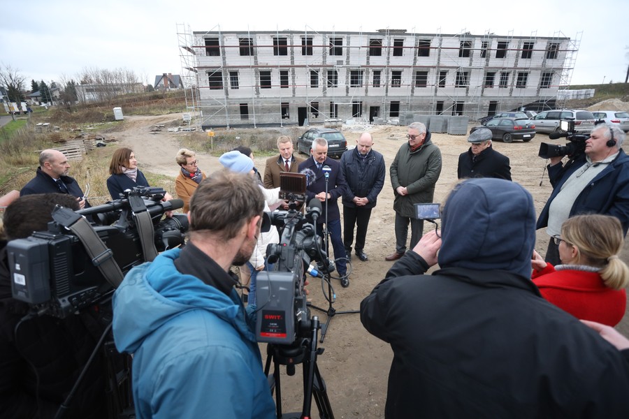Marszałek Piotr Całbecki wizytuje budowę zakładu opiekuńczo-leczniczego Szpitala Tucholskiego, fot. Filip Kowalkowski dla UMWKP