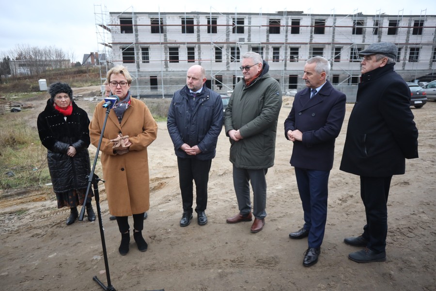 Marszałek Piotr Całbecki wizytuje budowę zakładu opiekuńczo-leczniczego Szpitala Tucholskiego, fot. Filip Kowalkowski dla UMWKP