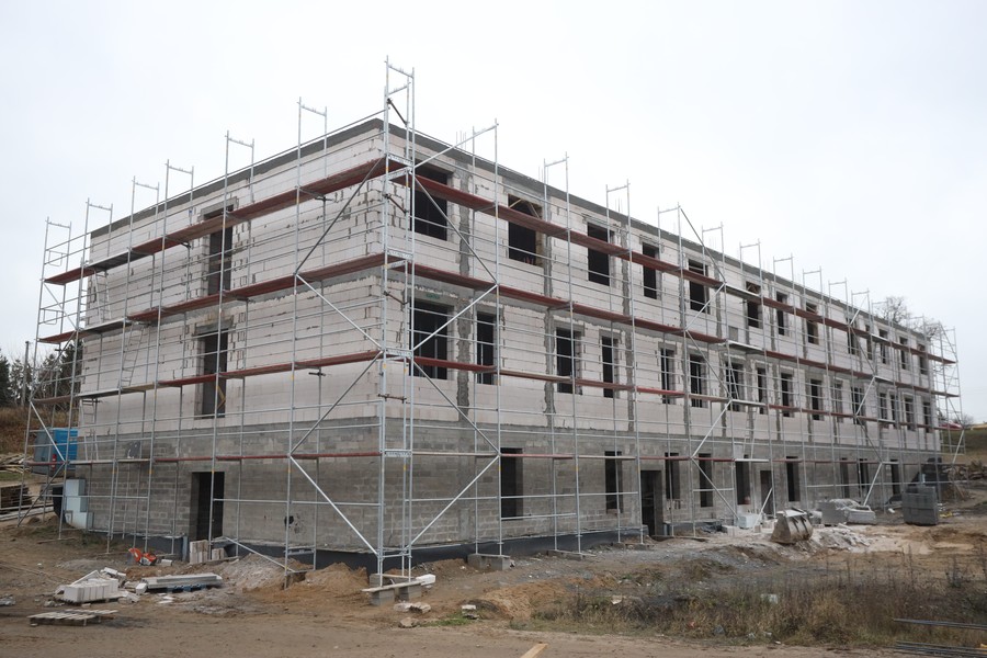 Marszałek Piotr Całbecki wizytuje budowę zakładu opiekuńczo-leczniczego Szpitala Tucholskiego, fot. Filip Kowalkowski dla UMWKP