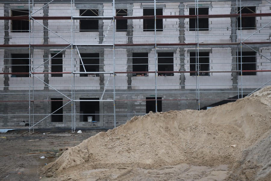 Marszałek Piotr Całbecki wizytuje budowę zakładu opiekuńczo-leczniczego Szpitala Tucholskiego, fot. Filip Kowalkowski dla UMWKP