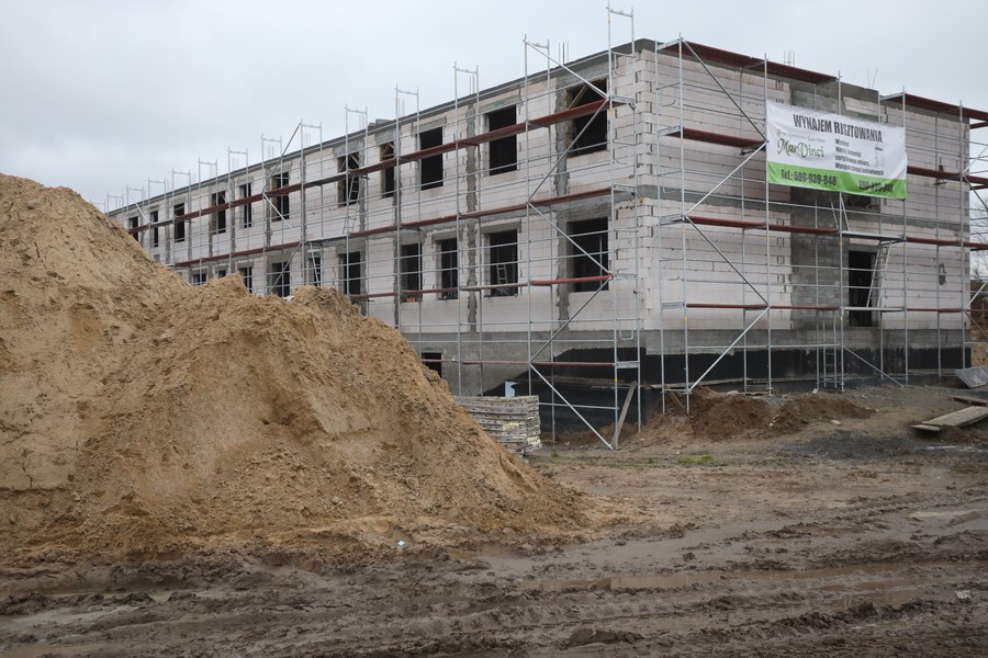 Marszałek Piotr Całbecki wizytuje budowę zakładu opiekuńczo-leczniczego Szpitala Tucholskiego, fot. Filip Kowalkowski dla UMWKP