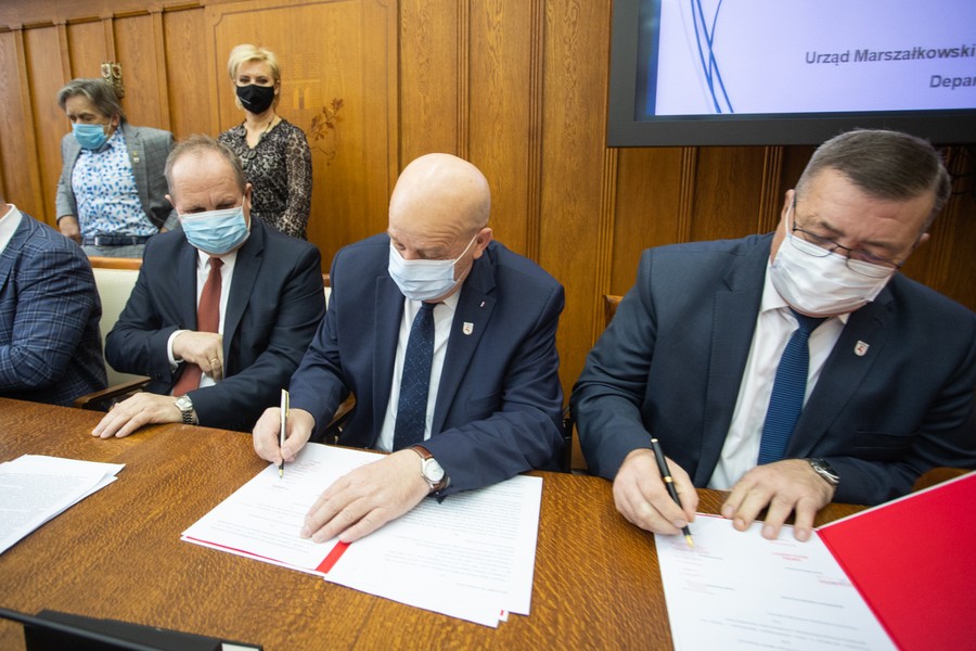 Podpisanie porozumień na obwodnice Lisewa i Brodnicy, fot. Mikołaj Kuras dla UMWKP