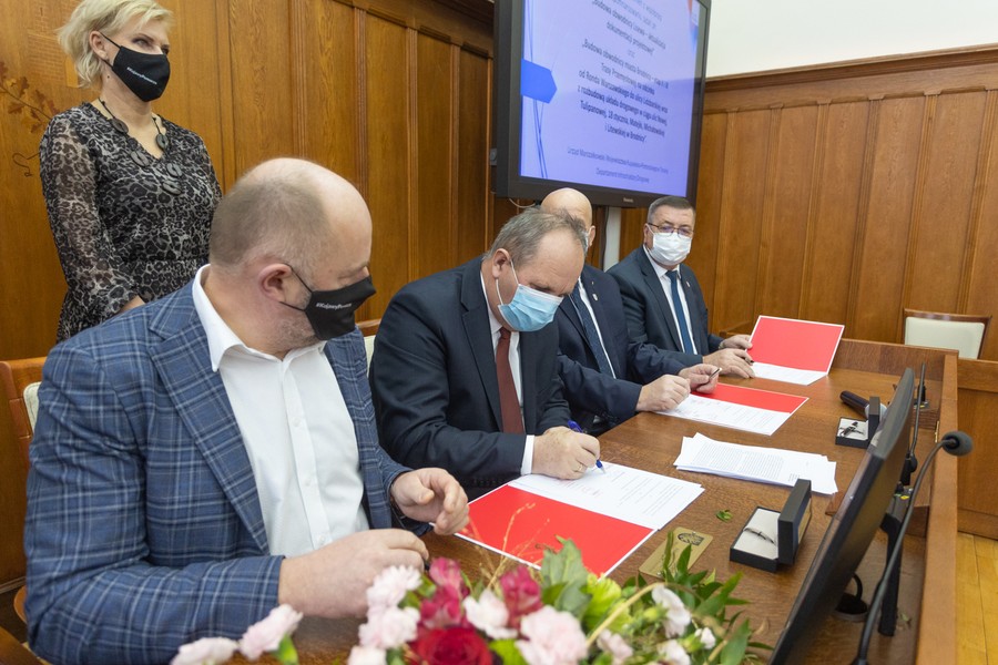 Podpisanie porozumień na obwodnice Lisewa i Brodnicy, fot. Mikołaj Kuras dla UMWKP