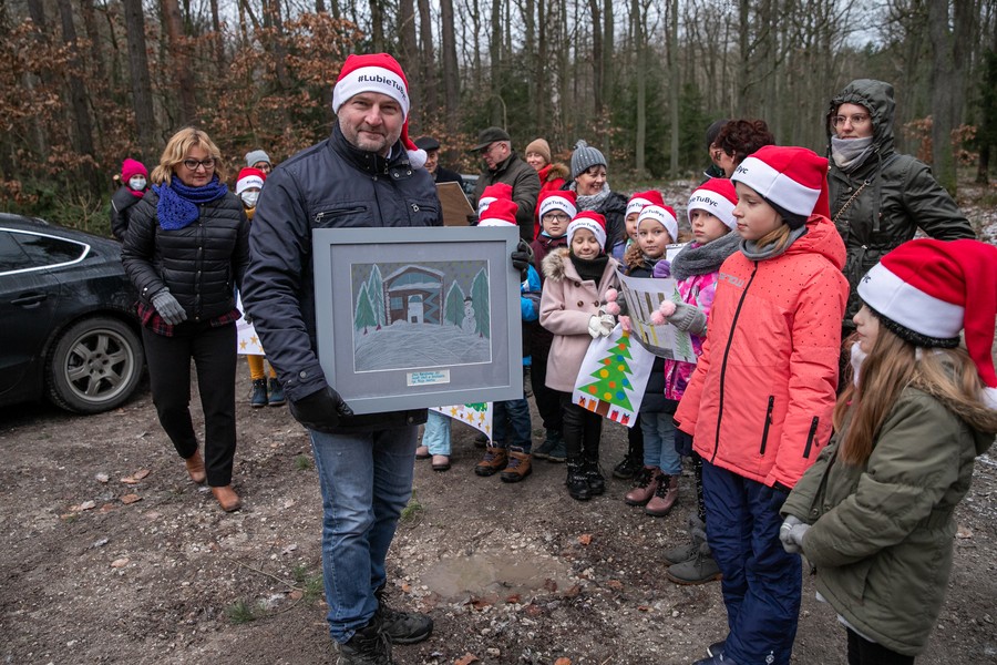 Wybieranie choinki w Raciniewie, fot. Andrzej Goiński UMWKP