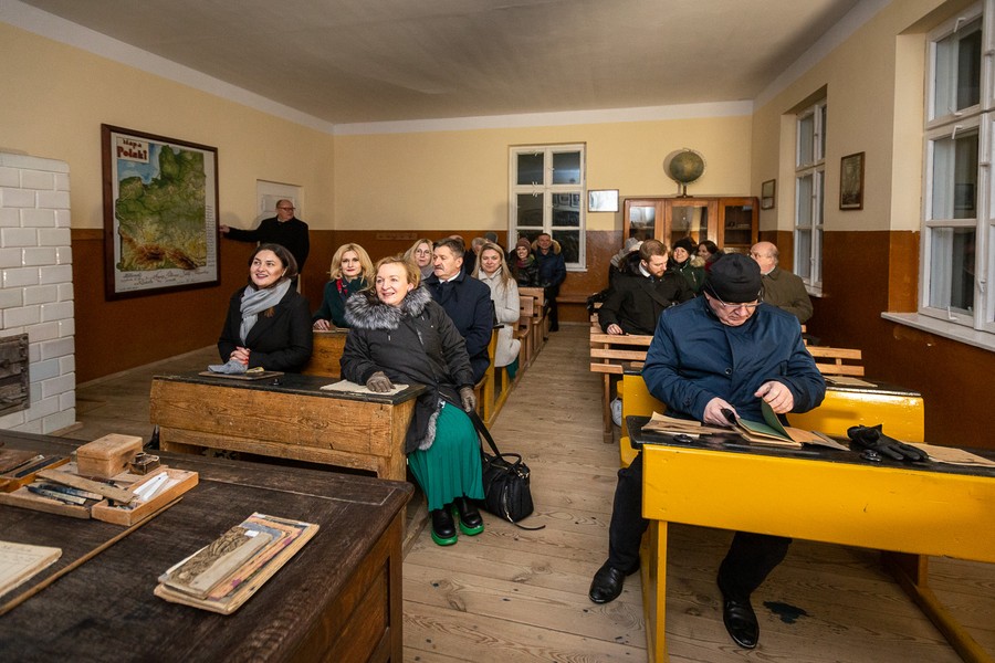 Zwiedzanie skansenu w Kłóbce, fot. Szymon Zdziebło/tarantoga.pl dla UMWKP