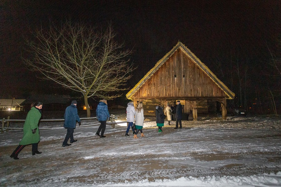 Zwiedzanie skansenu w Kłóbce, fot. Szymon Zdziebło/tarantoga.pl dla UMWKP