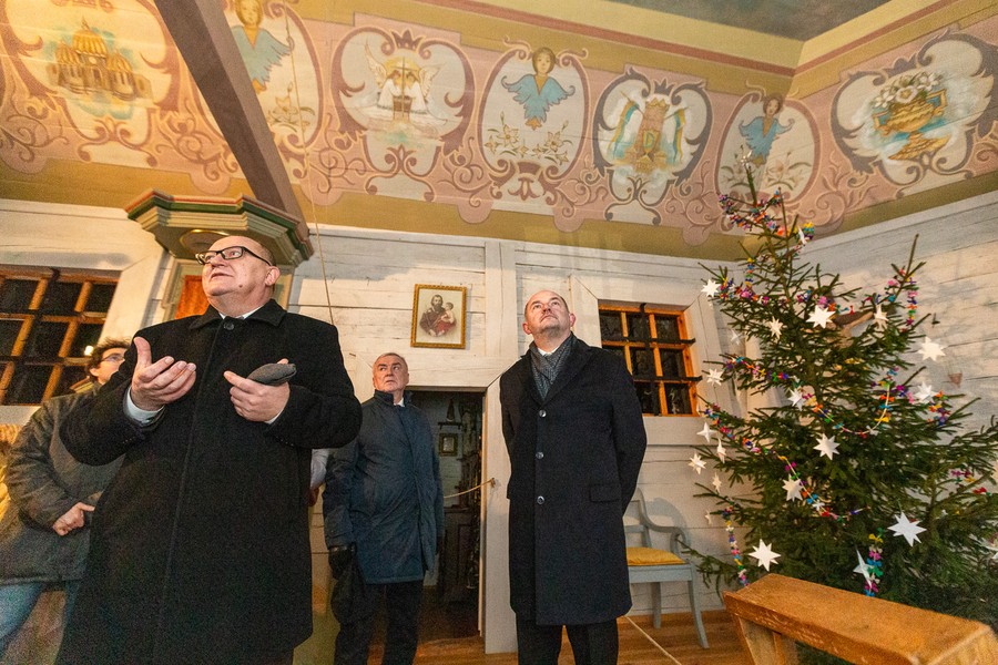 Zwiedzanie skansenu w Kłóbce, fot. Szymon Zdziebło/tarantoga.pl dla UMWKP