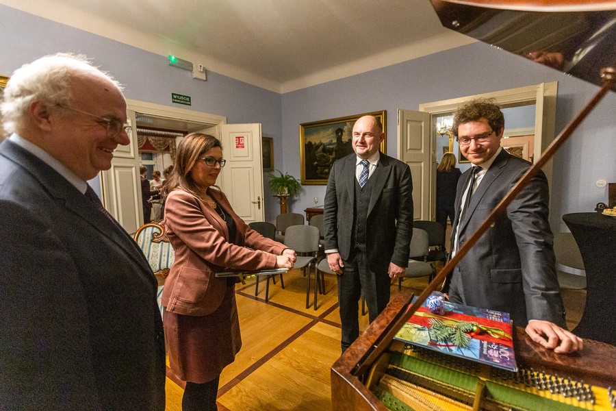 Zwiedzanie skansenu w Kłóbce, fot. Szymon Zdziebło/tarantoga.pl dla UMWKP