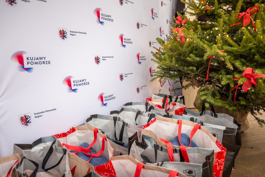 Wigilia dla osób bezdomnych, fot. Szymon Zdziebło/tarantoga.pl dla UMWKP